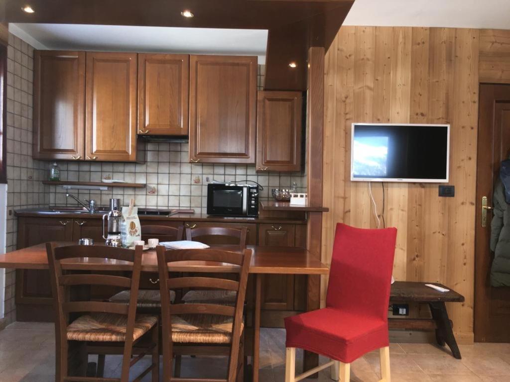 Aroma Di Legno E Profumo Di Neve Apartment เบรยล์-แชร์วิเนีย ภายนอก รูปภาพ