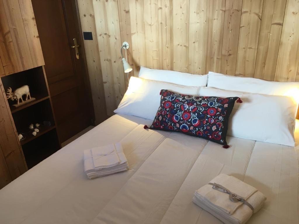 Aroma Di Legno E Profumo Di Neve Apartment เบรยล์-แชร์วิเนีย ภายนอก รูปภาพ